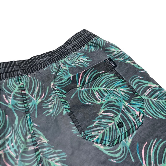 Chubbies Palm Leaves Shorts 5” Men’s size Medium in Black and Green - Picture 6 of 6